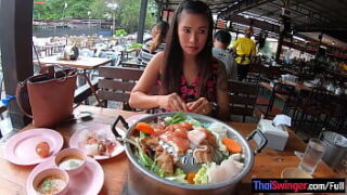 พี่เป้สาวไทยกระหรี่รุ่นใหญ่ ชวนฝรั่งนั่งกินหมูกระทะอิ่มแล้วมีแรงเย็ด พาฝรั่งขึ้นห้องไปเย็ดหีต่อ